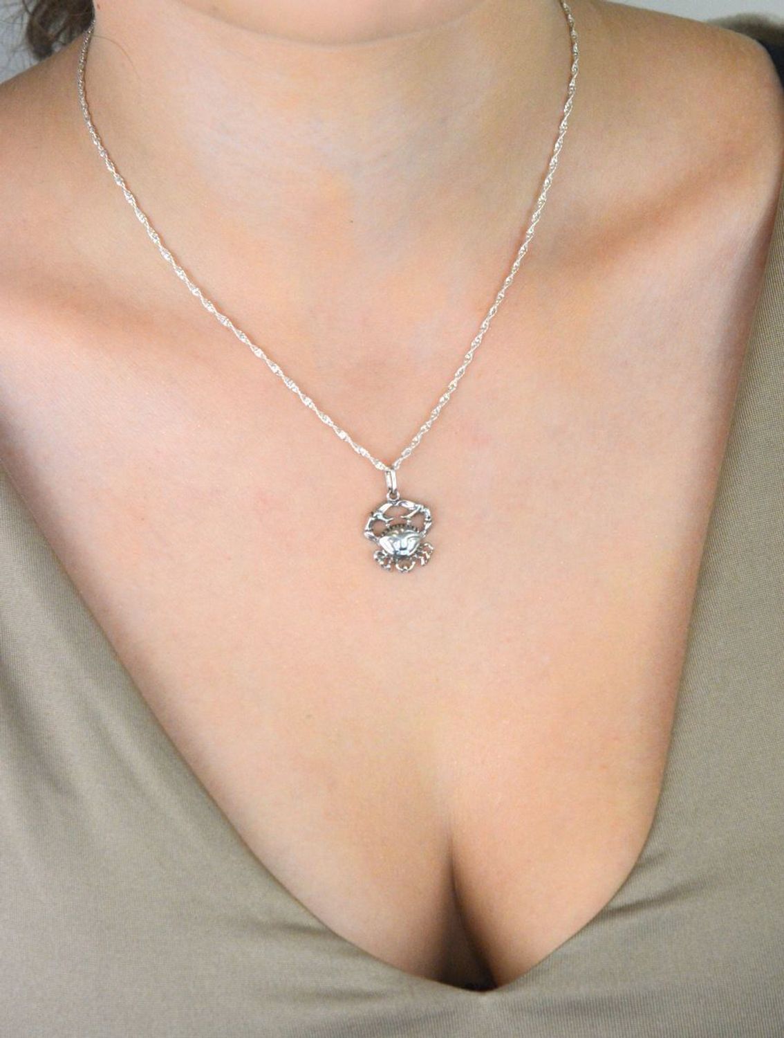 Srebrna zawieszka próba 925 w kształcie znaku zodiaku Rak, wymiary 2,2 cm x 1,6 cm, waga 1,35 g. Subtelna biżuteria z symboliką zodiaku.1.jpg